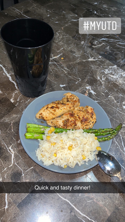 A plate of chicken, rice and asparagus.